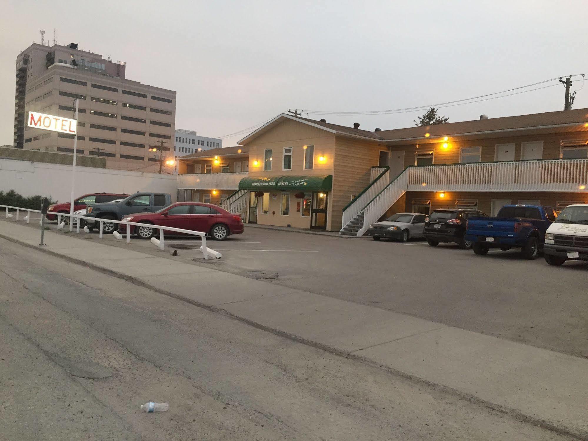 Northern Lites Motel เยลโลว์ไนฟ์ ภายนอก รูปภาพ