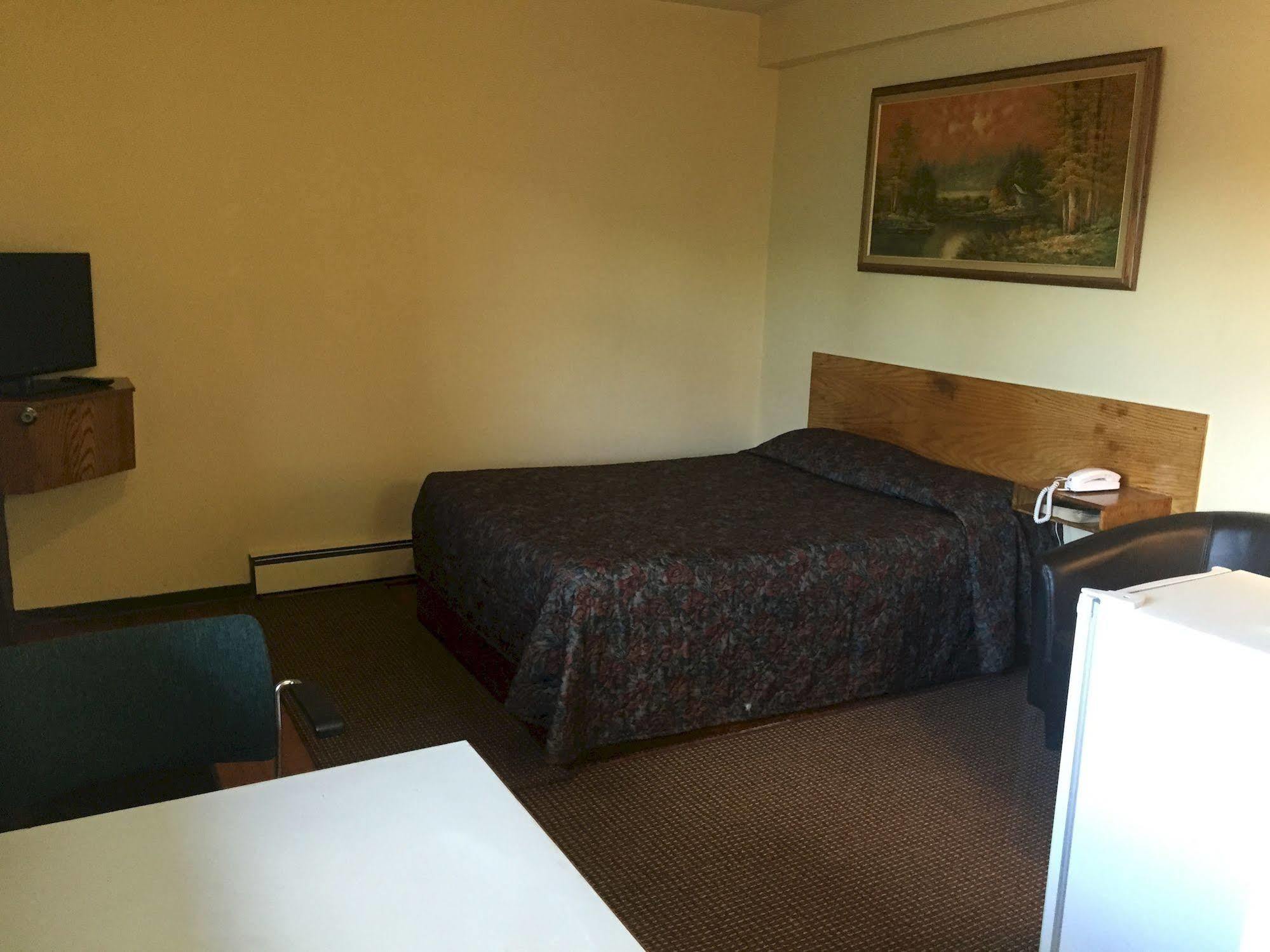 Northern Lites Motel เยลโลว์ไนฟ์ ภายนอก รูปภาพ