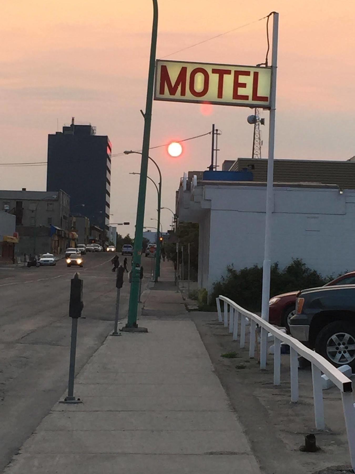 Northern Lites Motel เยลโลว์ไนฟ์ ภายนอก รูปภาพ