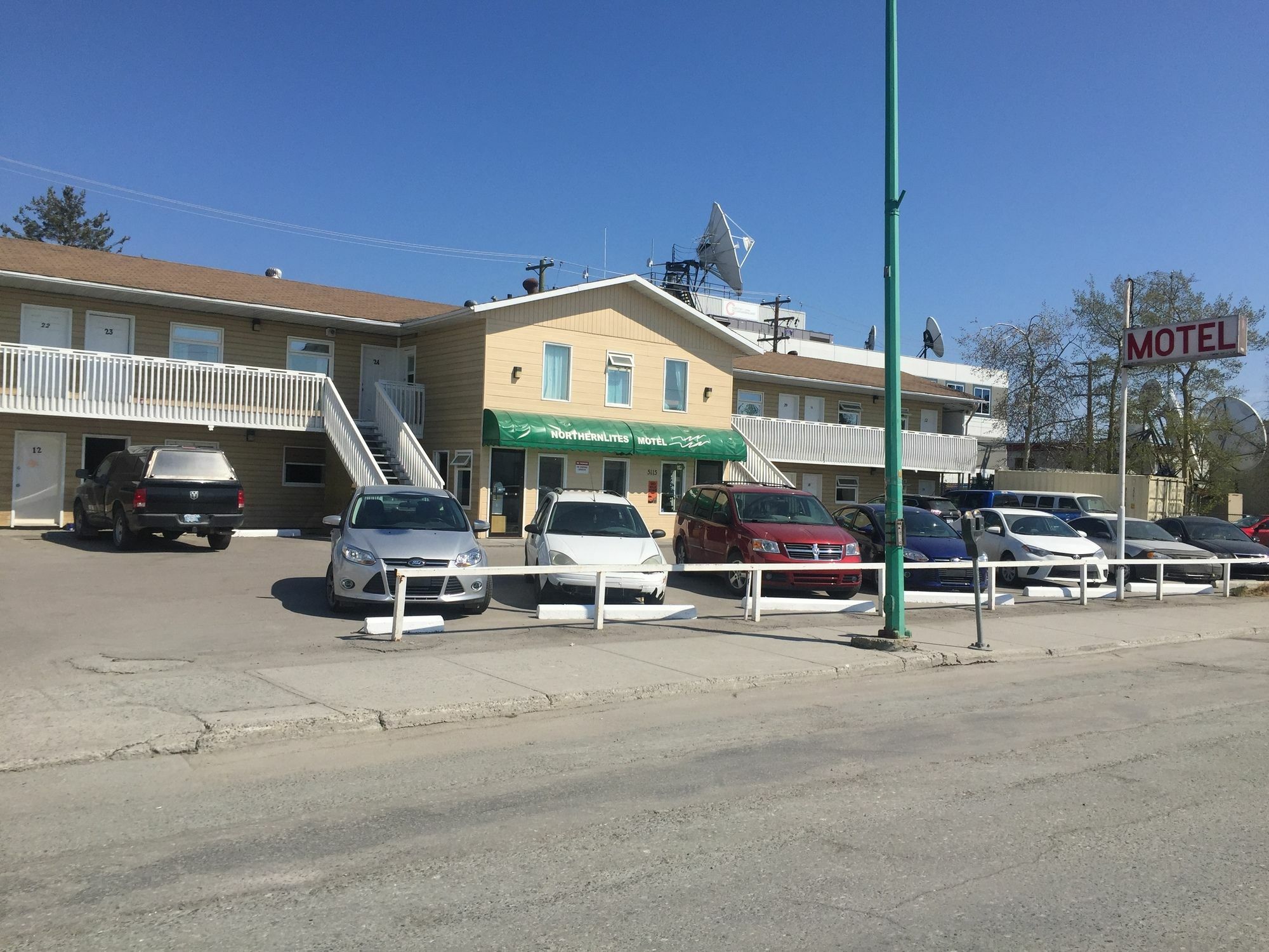 Northern Lites Motel เยลโลว์ไนฟ์ ภายนอก รูปภาพ